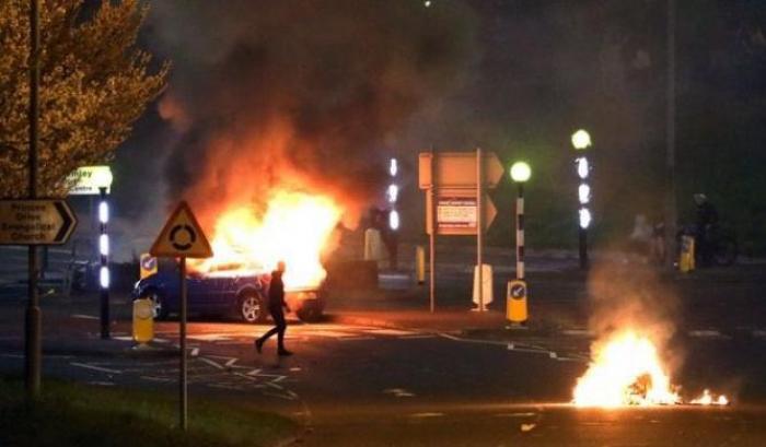Con la Brexit tornano le violenze dell'Irlanda del nord: molotov contro la polizia