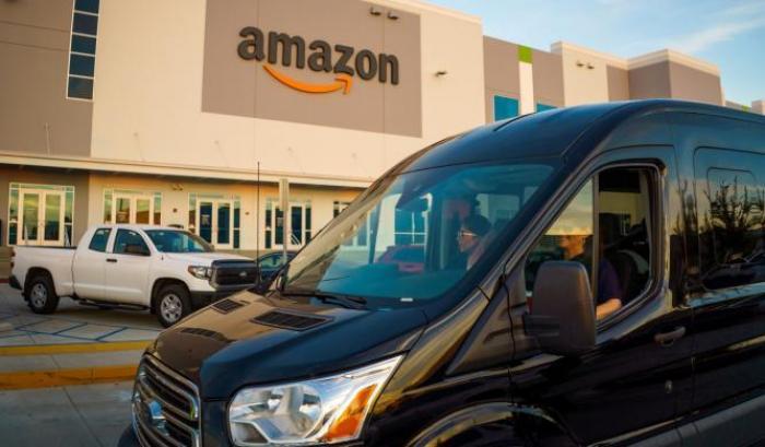 Amazon molla la presa e ammette: "A volte i nostri autisti sono costretti a fare pipì nelle bottiglie di plastica"