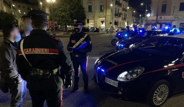 Picchia il barista per aver servito un drink a un minorenne (ma è il bar sbagliato)