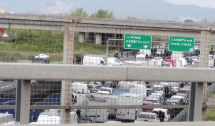 Gli ambulanti protestano contro le chiusure e la mancanza di ristori: bloccata l'autostrada Napoli-Caserta