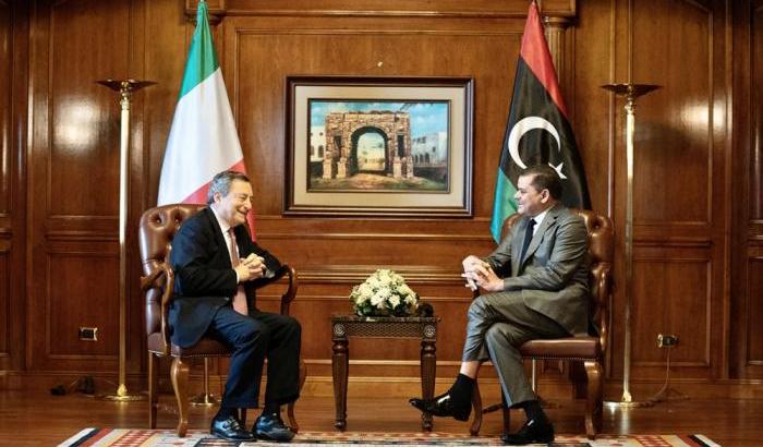 Draghi in visita a Tripoli ringrazia il governo Dbeibeh per aver salvato i migranti in mare