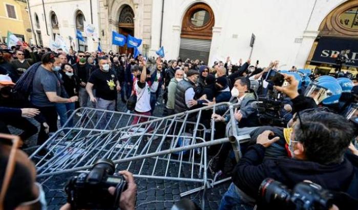 Ristoratori (e fascisti) protestano contro le norme anti-Covid a Montecitorio: tensioni e cariche