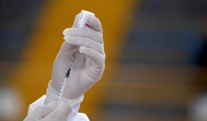 Campagna vaccinale in salita: AstraZeneca dimezza le consegne in Italia