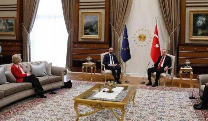 Ursula von der Layen lasciata senza sedia al ricevimento nel Palazzo di Ankara