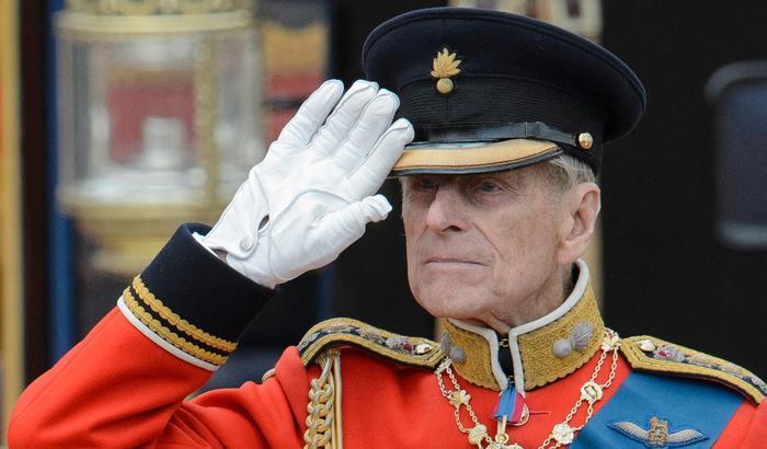 Addio al Principe Filippo: 73 anni tre passi indietro alla sua Elisabetta