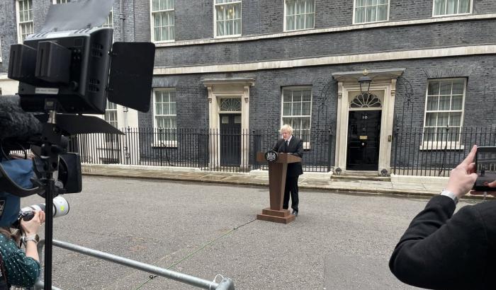 Boris Johnson davanti Downing Street
