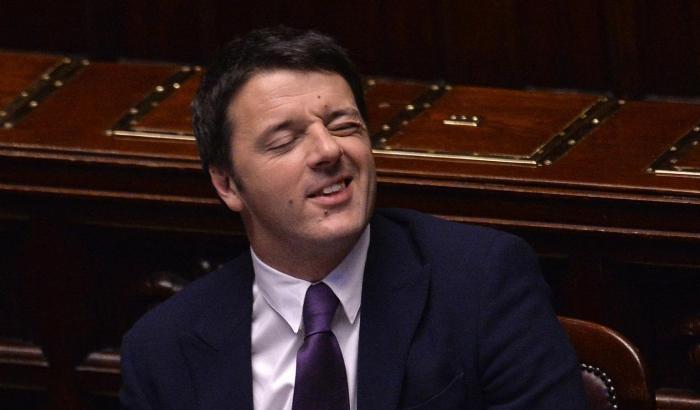 Pasquino a testa bassa contro Renzi: "È un megalomane senza alcuna capacità strategica"