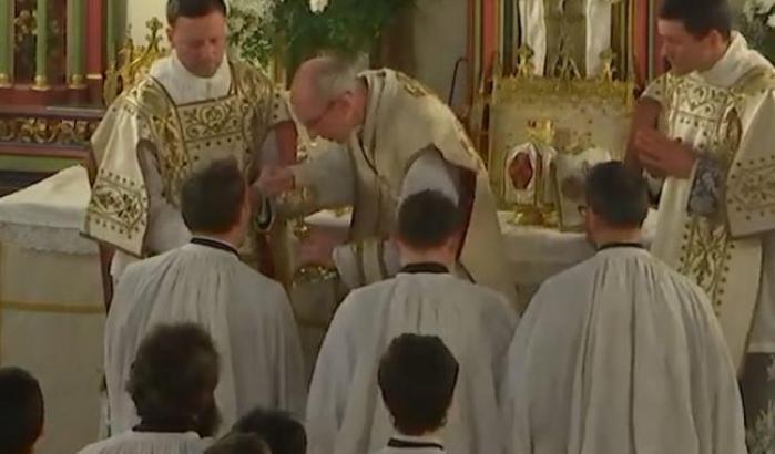 Non faceva rispettare le misure sanitarie nella sua chiesa: parroco parigino sotto processo canonico
