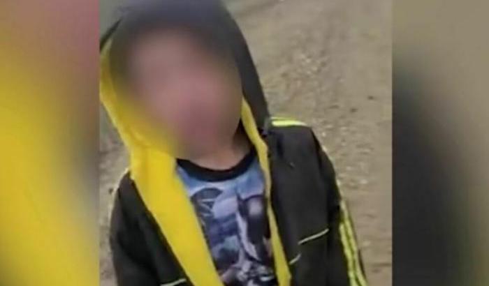 Il video del bimbo di 10 anni abbandonato alla frontiera con il Messico scuote gli Stati Uniti