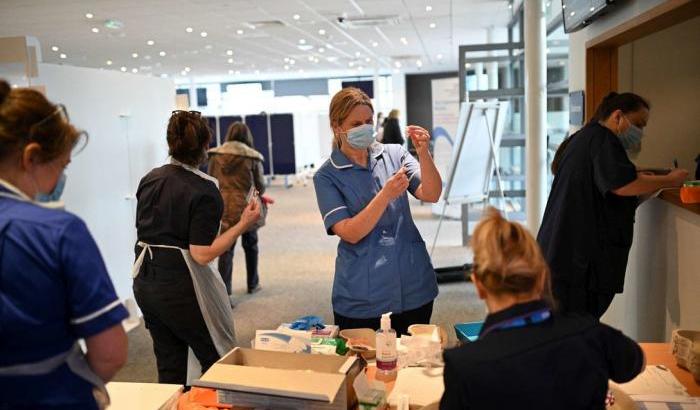 La Francia corre: la campagna vaccinale sarà aperta a tutti gli over 55