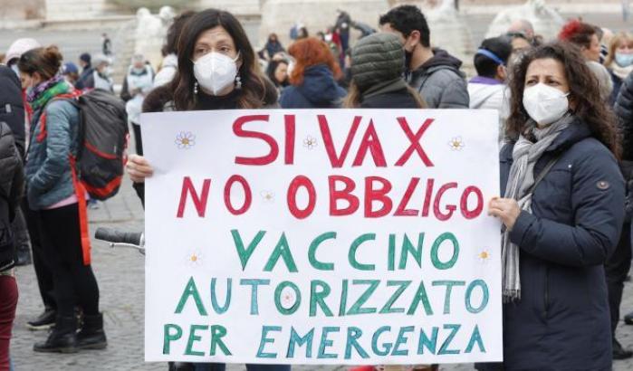 Un gruppo di No Vax manifesta in Piazza del Popolo: dicono no all'obbligo vaccinale per gli operatori sanitari