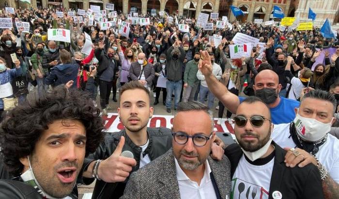 Il movimento contro le chiusure a Montecitorio nonostante il divieto: "Manifestare è un diritto"