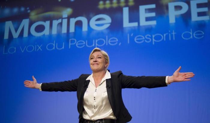 Sondaggi: Marine Le Pen perderebbe al ballottaggio sia con Macron che con gli altri