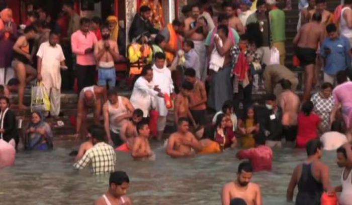 L'India sfiora il record di contagi ma i fedeli si accalcano nel fiume Gange