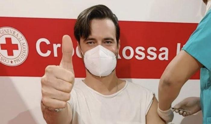 Il fidanzato di Maria Elena Boschi si vaccina ed esplode la polemica: "Sono un dentista, ne ho diritto"