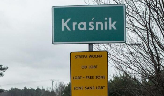 0005AADA-il-cartello-che-annunciava-la-lgbt-free-zone Il cartello che annunciava la Lgbt Free zone