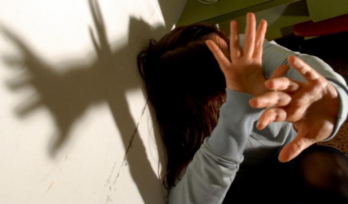 Abusi sessuali per 10 anni delle tre figlie: padre stupratore estradato dalla Scozia