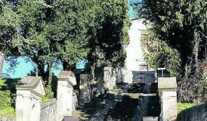 Indagine sui festini nel cimitero di Sezze: il custode tagliava anche gli alberi e li vendeva