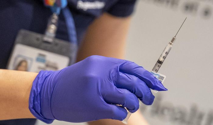 È corsa ai vaccini per i giovani ma gli esperti frenano sugli open day
