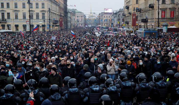 Russia, manifestanti in strada per Navalny: arrestate più di mille persone