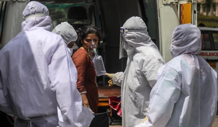 Ennesimo record di contagi in India: oltre 300mila casi in 24 ore