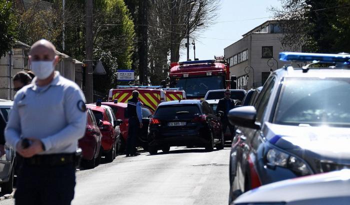 Terrorismo a Parigi: un tunisino uccide a coltellate una poliziotta
