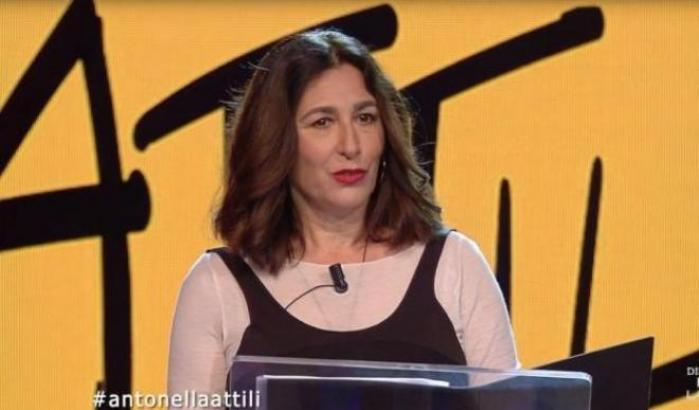 Tra ironia e indignazione Antonella Attili interpreta il monologo di Grillo: ed è boom sui social