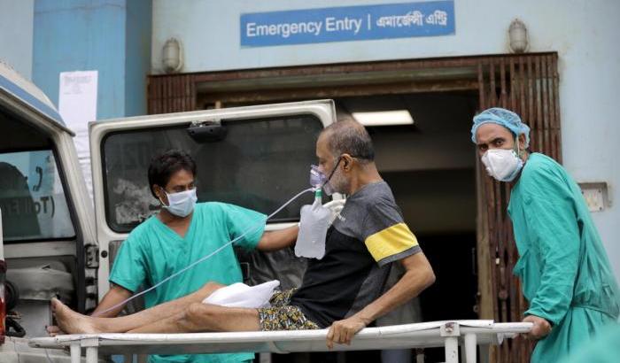 India flagellata dal Covid: 2.767 decessi nell'ultimo giorno