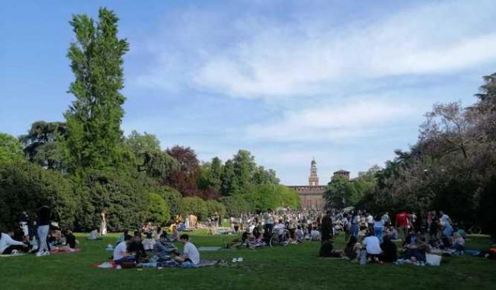 Assalto ai parchi a Milano nonostante gli appelli sui rischi Covid