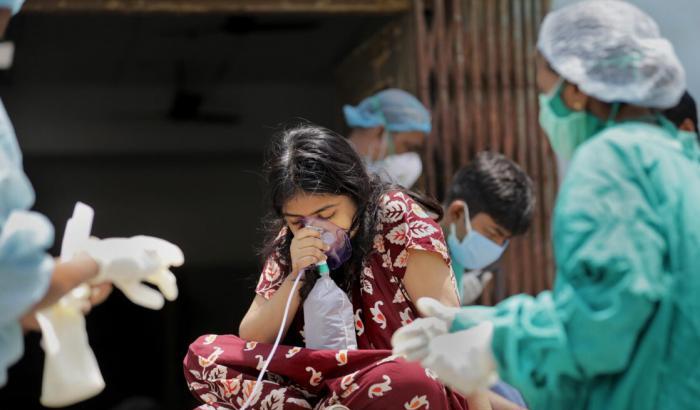Nuovo record settimanale di contagi e morti nel mondo: l'India traina la classifica