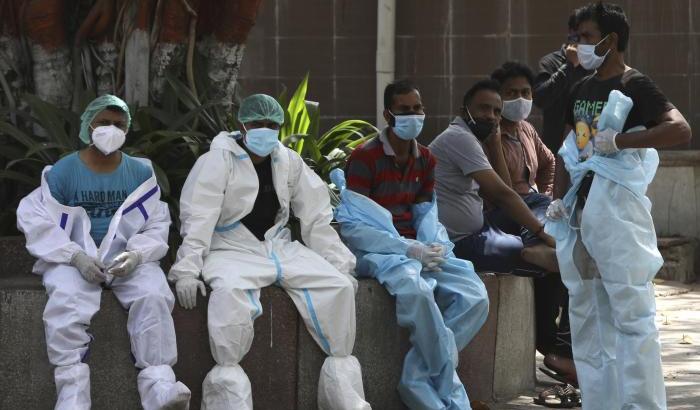 In India manca l'ossigeno ed &egrave; record di contagi: Usa, Gran Bretagna e Ue inviano aiuti