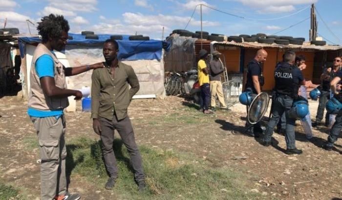 Intimidazioni a un automobile con migranti: maliano ferito al volto a colpi di fucile a pallini
