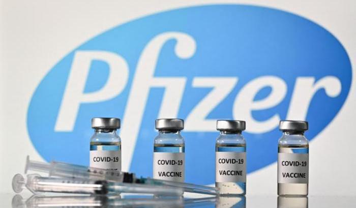 Pfizer è pronta a immunizzare anche gli under 16: su di loro vaccino efficace al 100%