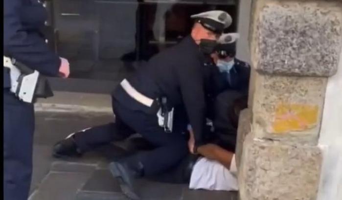 Un ragazzo nero non si ferma all'alt: la polizia lo getta a terra gridando "ti stacco la testa"