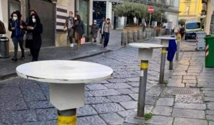 A Napoli i paletti spartitraffico usati come tavolini: l'idea dei ristoratori per riaprire