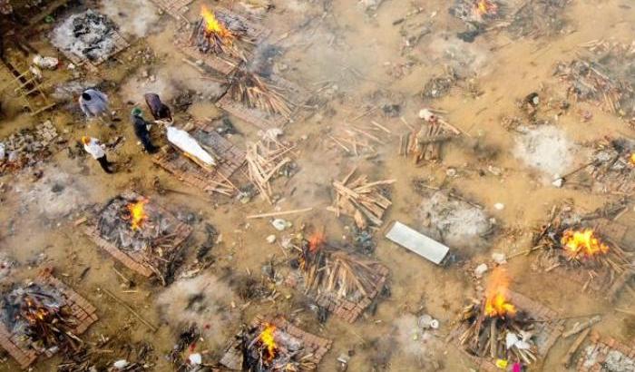 India flagellata dal Covid: i crematori a Delhi lavorano a tempo pieno anche in parchi e parcheggi