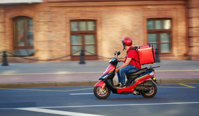 Un rider strappa un biglietto che inneggiava a Mussolini e l'azienda lo licenzia