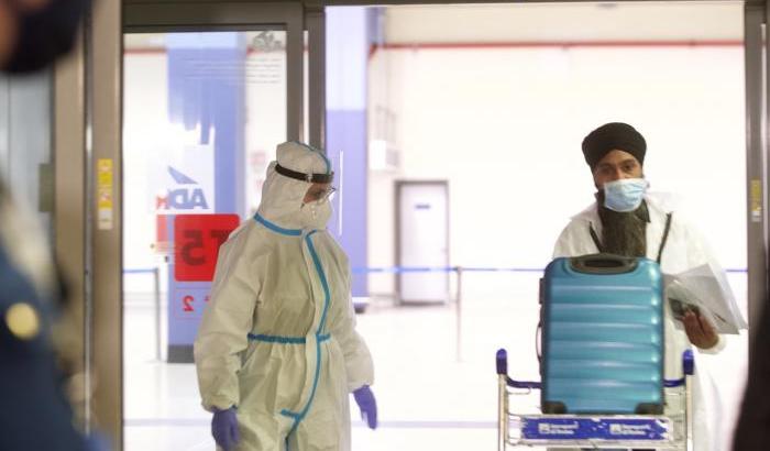 0005AE03-passeggeri-provenienti-dall-india Passeggeri provenienti dall'India