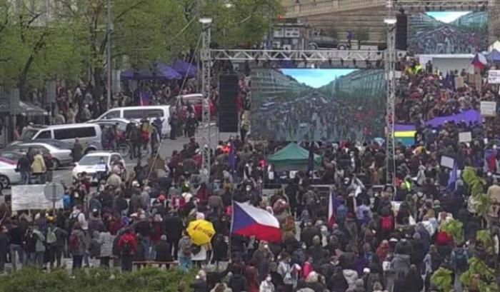 Proteste a Praga: "Il presidente Zeman è troppo filo-russo"