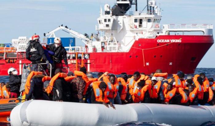 Ocean Viking in attesa di un porto da giorni: un migrante disperato si getta in mare