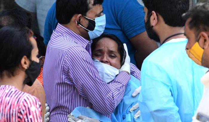 Nuovo record di contagi in India per la terza settimana consecutiva: oltre 300mila casi in 24 ore