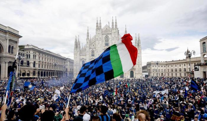 L'Inter vince lo scudetto ed è subito assembramento in piazza Duomo, chi sa che non vincano anche la zona rossa...