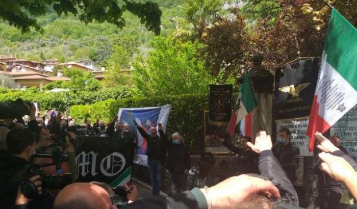 Fascisti a Dongo celebrano Mussolini