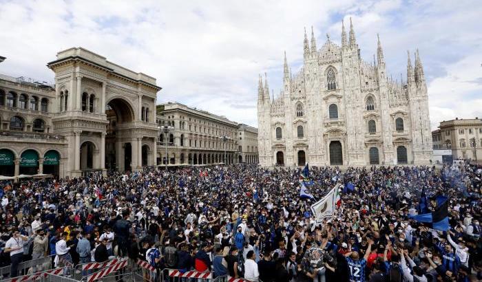 Gallera contro i tifosi dell'Inter in piazza Duomo: "Irresponsabile lasciare che andasse così"