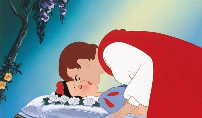 Un famoso bacio non consensuale scatena la polemica: è quello del principe a Biancaneva 'addormentata'