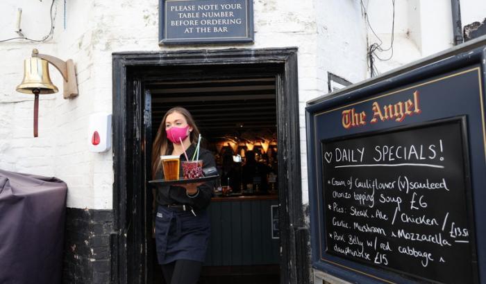 I pub di Londra sono rimasti senza birra: troppo clienti tutti insieme dopo il lockdown