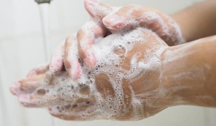 Lavare le mani ci possono salvare dalle infezioni (Covid compreso): l'appello dell'Iss