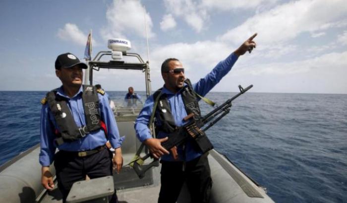 Guardia costiera libica spara contro un peschereccio italiano al largo di Misurata