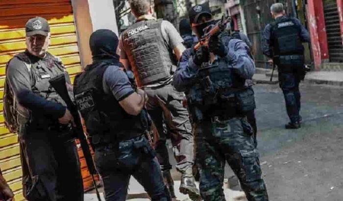 La polizia di Rio de Janeiro accusata per la carneficina nella favela: 25 morti nel blitz antidroga