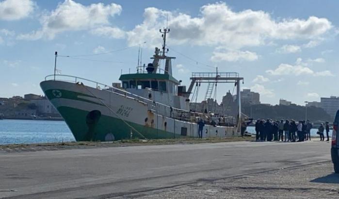L'emozione del comandante del peschereccio rientrato dopo l'attacco libico: "Sono vivo..."
